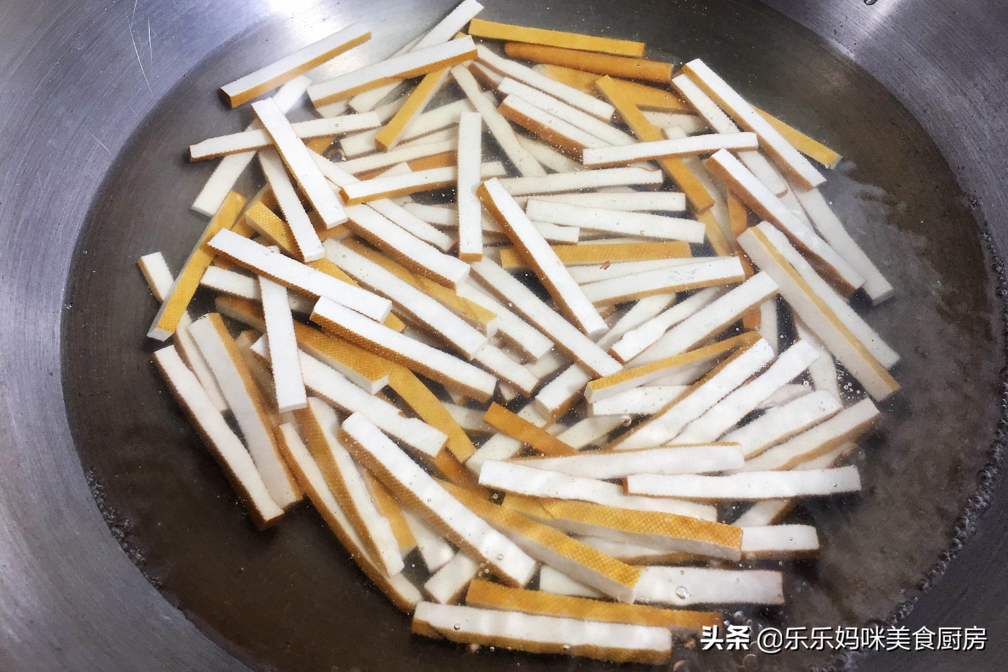 炒豆干放姜,炒豆干怎么炒才不发黑又好吃