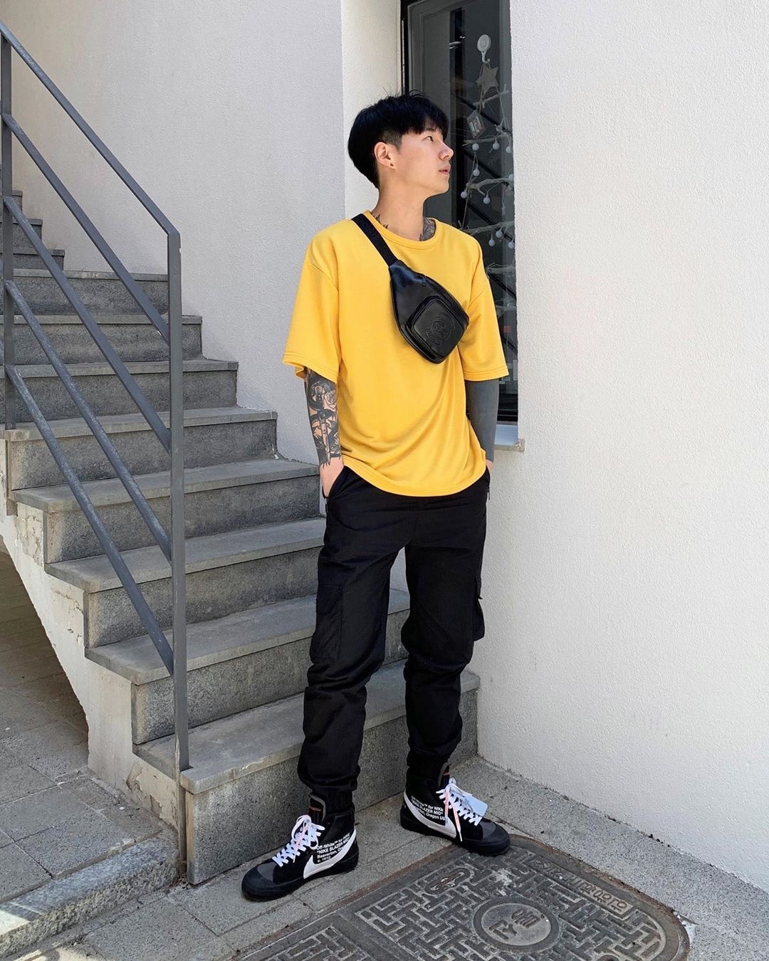 还在穿阔腿裤的你可能不知道,时髦精都悄悄穿起了束脚裤和背带裤