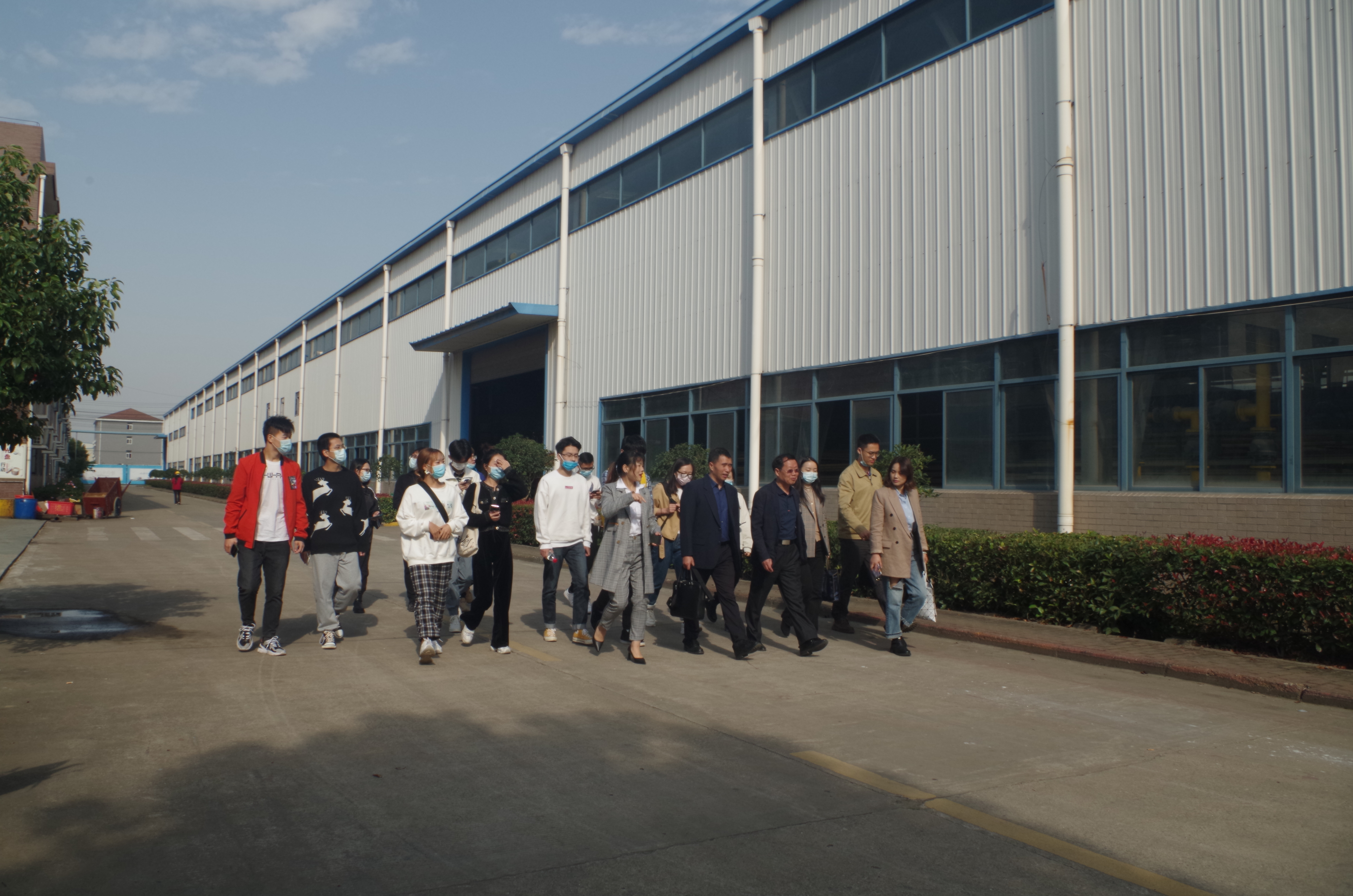 金秋十月，民大学子探访亨威铝业生产基地