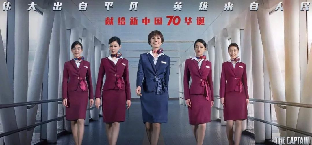 短丝巾搭配衬衫及职业装系法大全,女士黑色衬衣职业装配什么丝巾