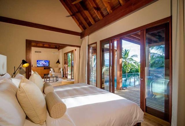 房间旁边就是泳池,房间旁边就是淋浴室