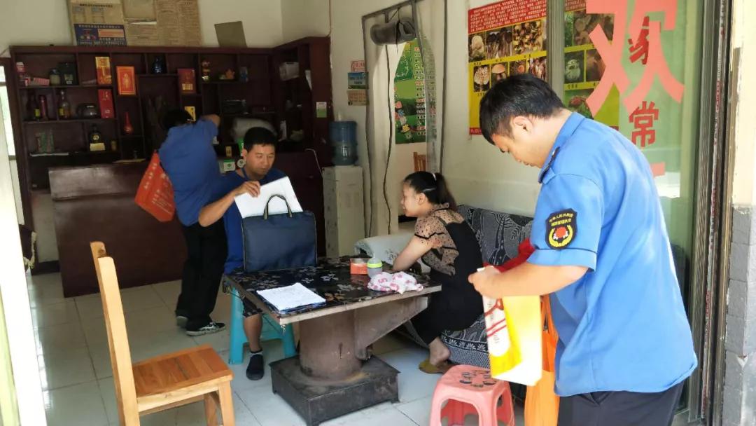 消防检查助推文明城市创建,文明创建消防队员在行动