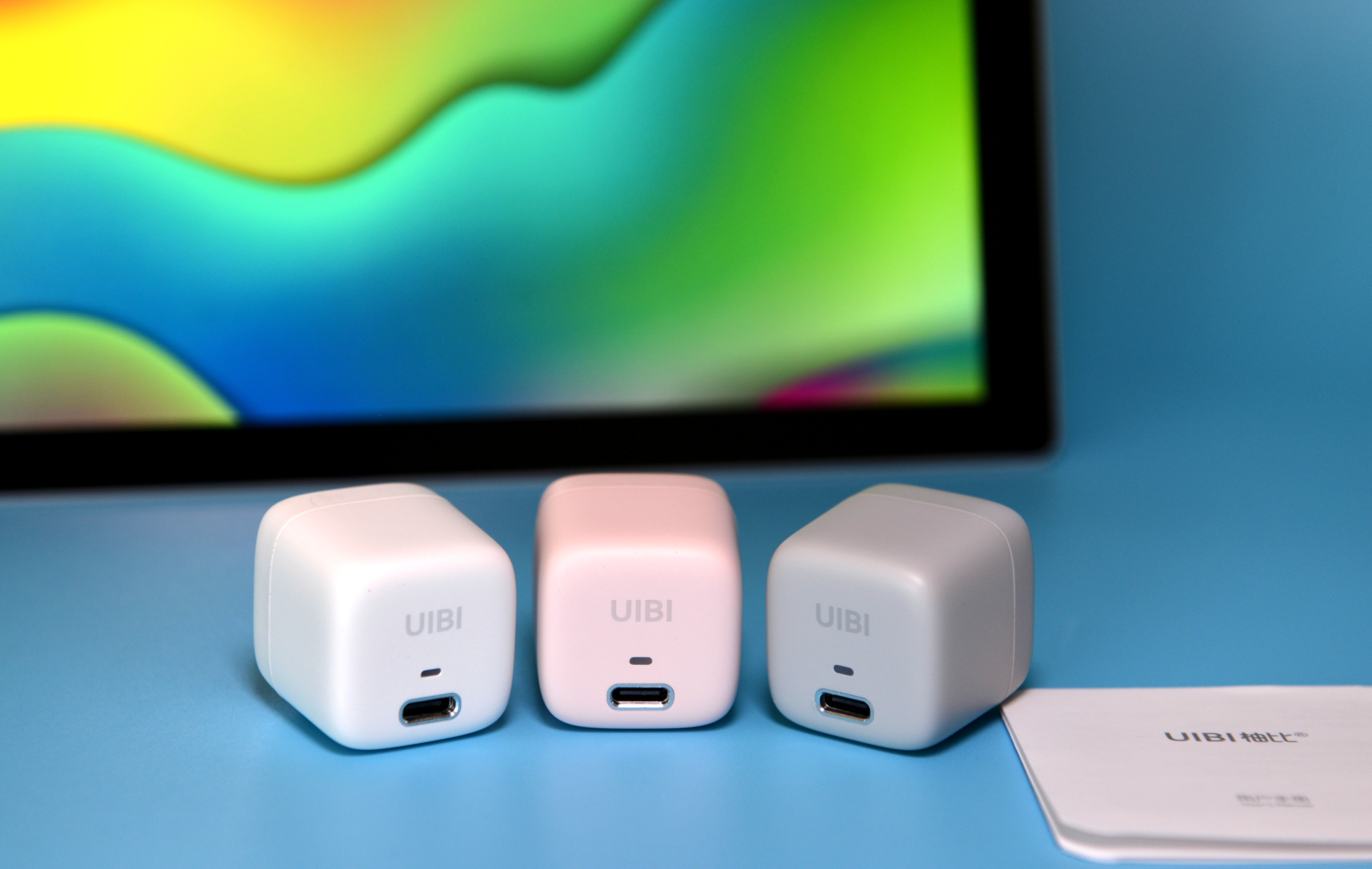视觉清凉、温婉圆润的“小冰块”——UIBI柚比迷你快速充电器
