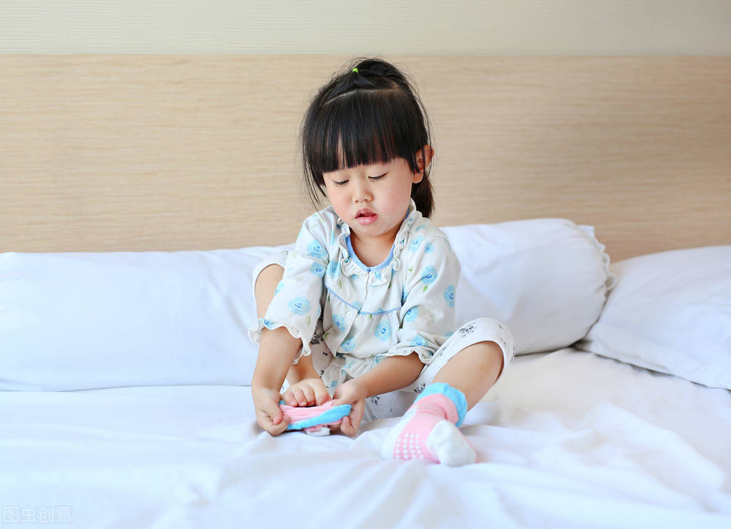 天气转冷，孩子依然不爱穿鞋子，没想到这些办法很实用