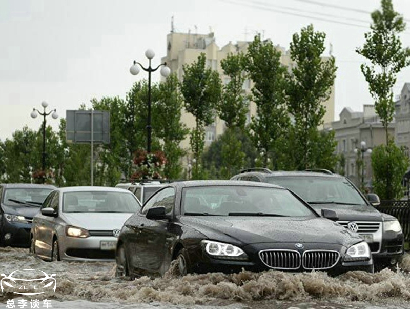 路面积水后果,路面有淤泥导致出事故找谁