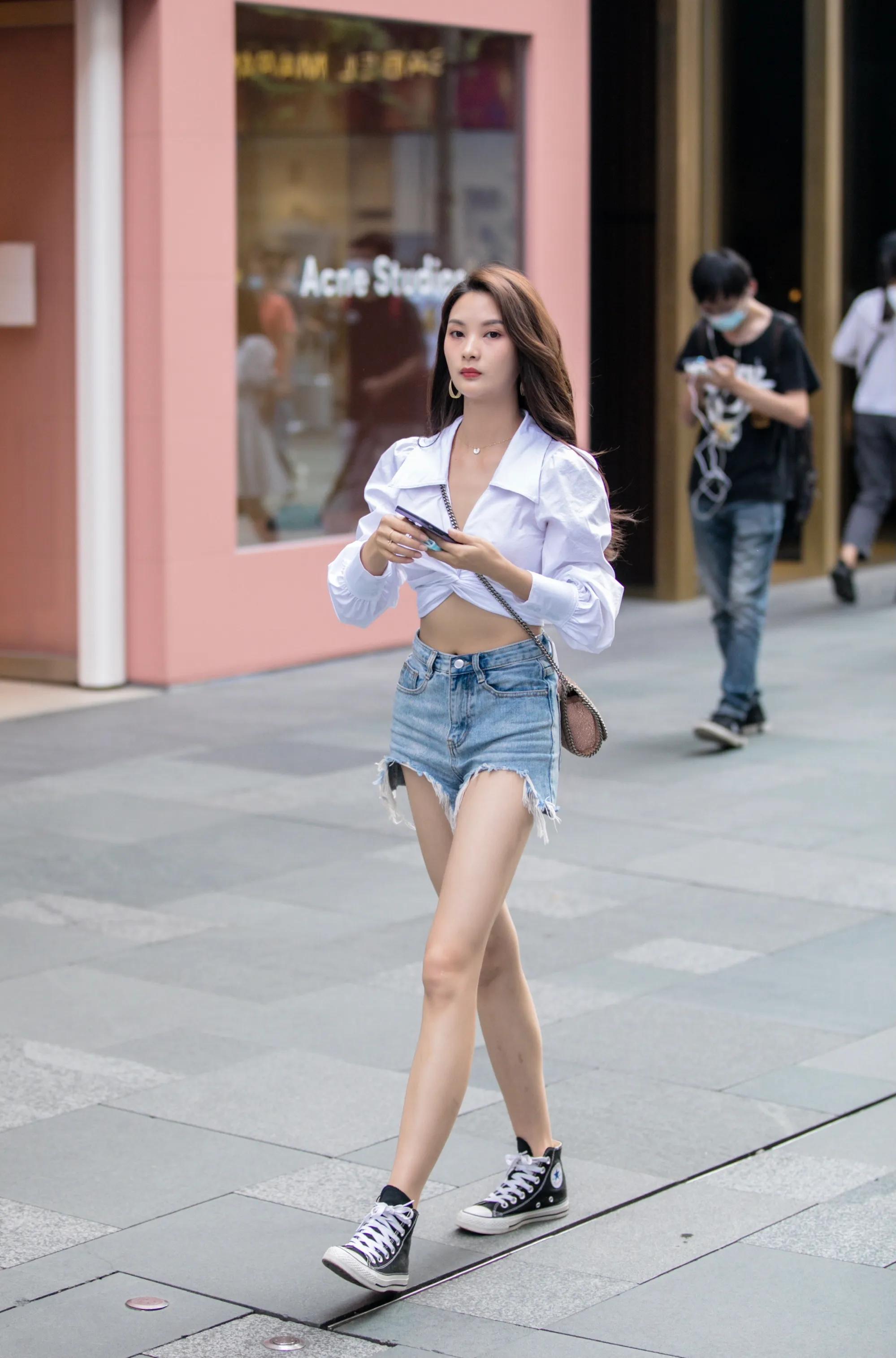 牛仔短裤街拍搭配图片,三里屯牛仔短裤穿搭街拍