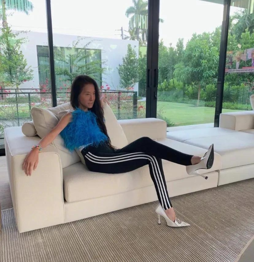 我真服了!70岁王微微有老人脸,但看到这玉女腿少女身材闭嘴了