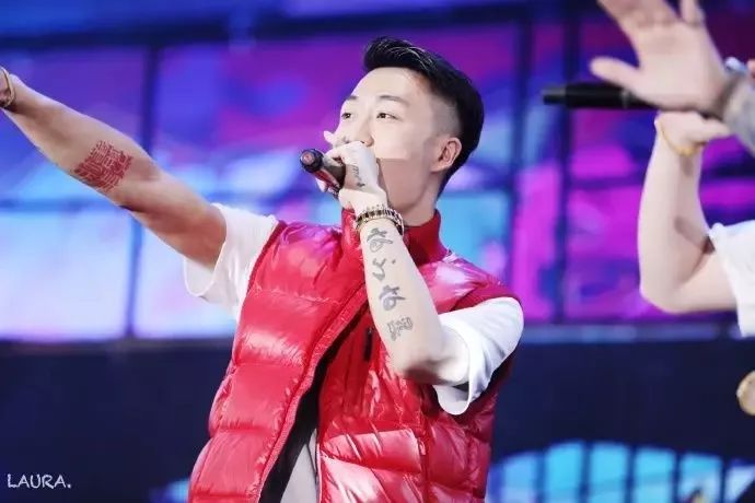 他是红花会的幕后“大管家”,音乐和生意做到了两开花