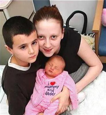 13岁男孩喜当爹11年后的现状,13岁喜当爹的男孩现状