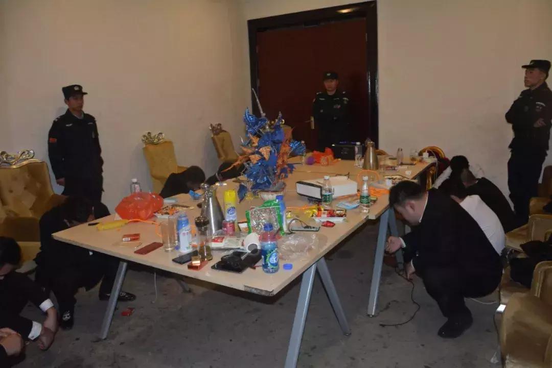 秃顶壮汉扮美女盗窃,壮汉伪装成妙龄少女进行诈骗