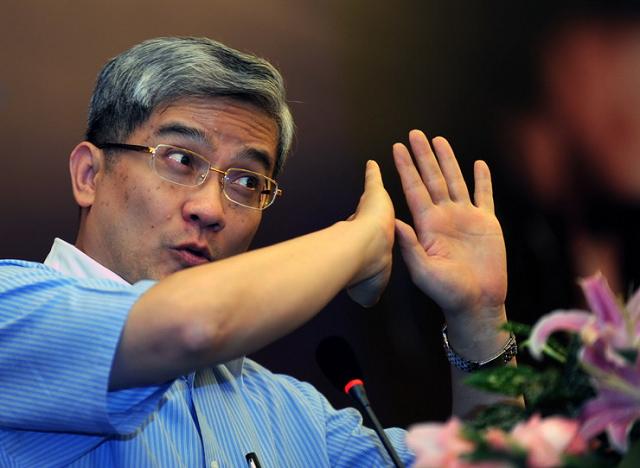 *咸平郎**：从“郎监管”到“江左霉郎”，一个经济学家的走红与坠落