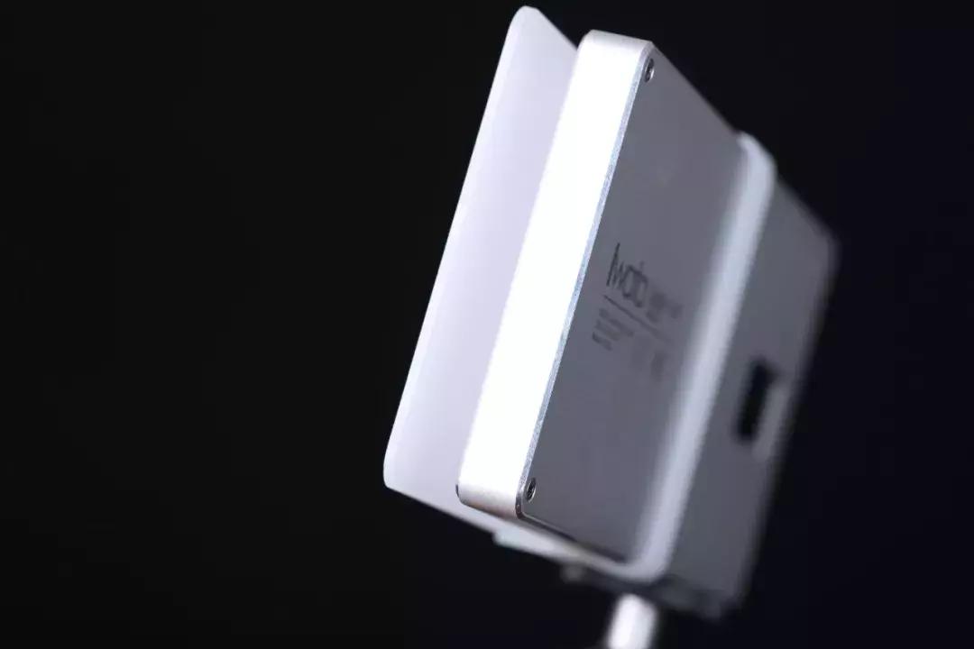 这款小LED灯火了！为何它是摄影师的最爱？