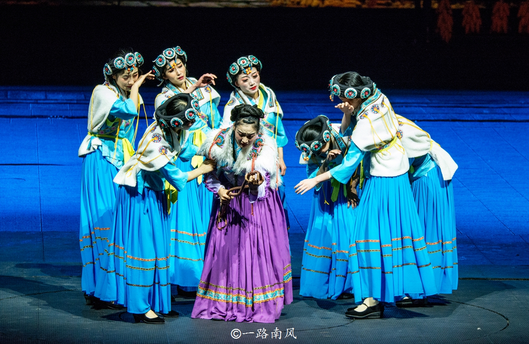 美女介绍丽江千古情景区,丽江千古情景区人多吗