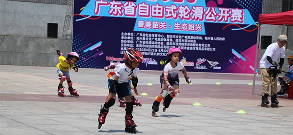 学轮滑一定要在培训班买鞋吗,轮滑基础班都学哪些