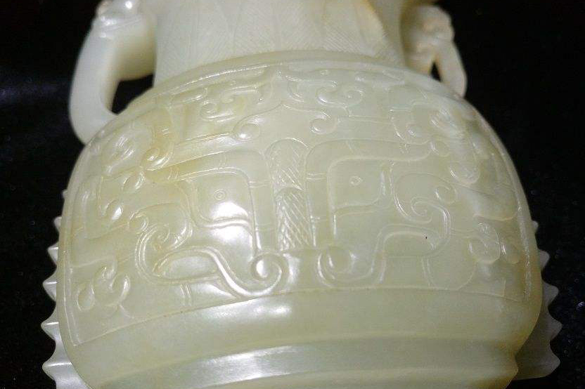 市价二三百块钱的玉镯是真玉石吗,克价超过黄金的文玩