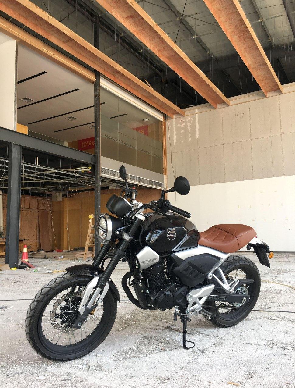 同事买了一辆日系车,同事买的摩托车