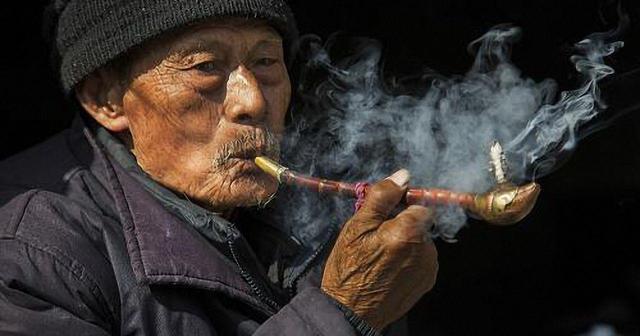 童年中秋夜降亮月,那些舍不得吃的月饼发霉后,还是被我们吃掉了