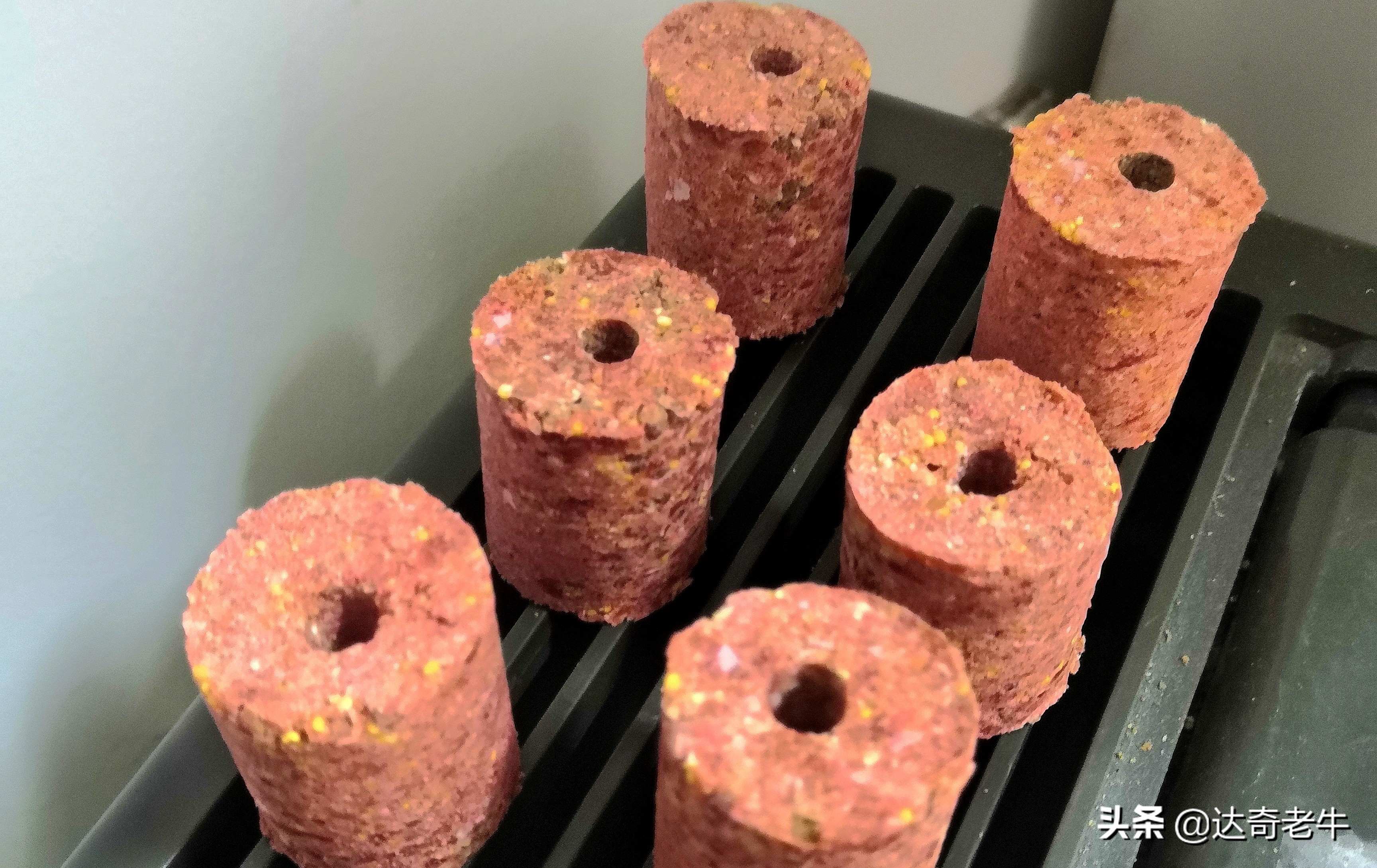 自制饵料拉饵制作方法,自己压制钓鱼饵料饼怎么做