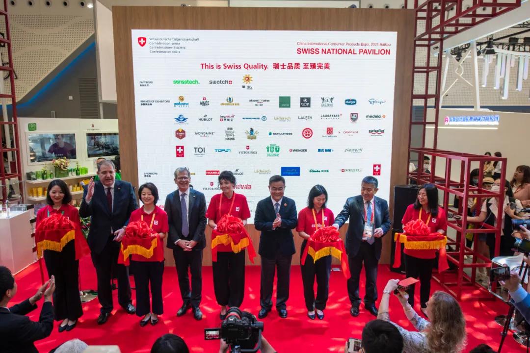 惠氏金装奶粉新旧包装图片,罐装奶粉摆造型