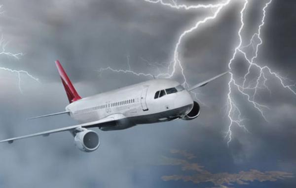 英国飞机遭雷电暴击,居民镜头记录惊人一幕,网友疯传