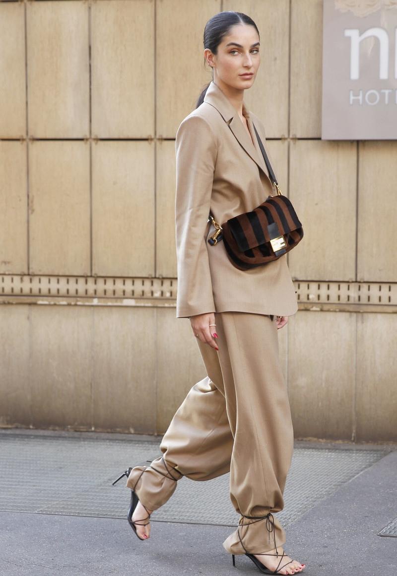 欧美风穿搭街拍高跟凉鞋,罗马凉鞋夏日必备通勤凉鞋