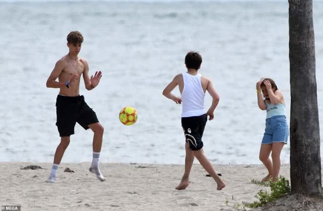 小七与哥哥罗密欧踢足球,贝克汉姆罗密欧和小七