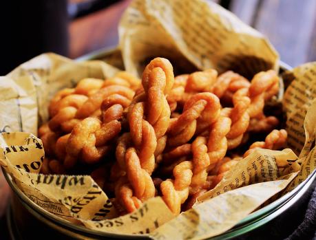 炸麻花好吃的方法,炸麻花怎么做才蓬松酥脆