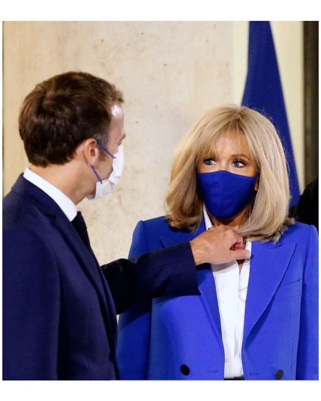 马克龙真暖心,帮布丽吉特整理领口怕走光,真爱程度不亚于查尔斯