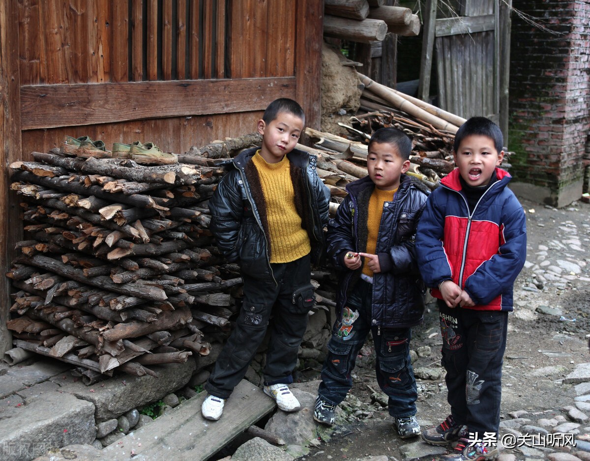 俗语“小孩吃了猪尾巴”的下一句是什么？你还记得哪些类似说法？