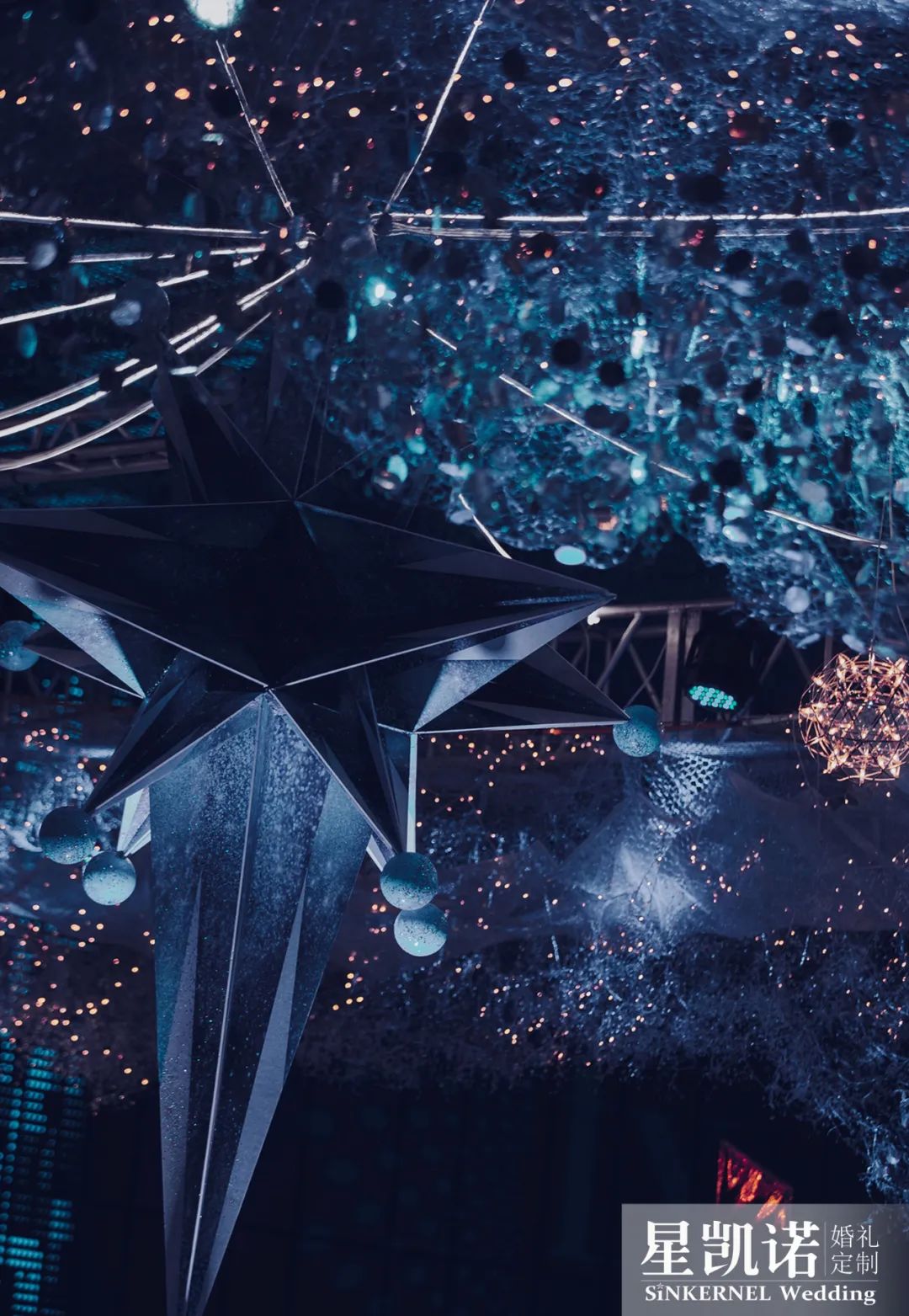 一整个触手可及的宇宙星河,把仰望的星空搬进婚礼,繁星璀璨