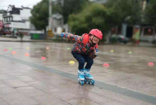 儿童到底适不适合轮滑运动,轮滑适合孩子学吗