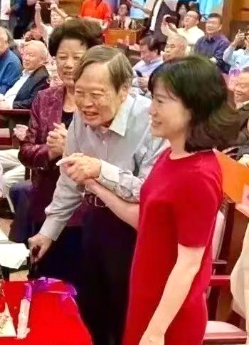 杨振宁和翁帆举行结婚典礼了吗,杨振宁与翁帆结婚时多大年龄