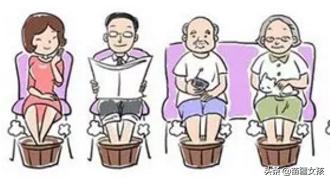 泡脚的正确方法用什么泡脚最好,艾叶泡脚好还是花椒和姜泡脚好