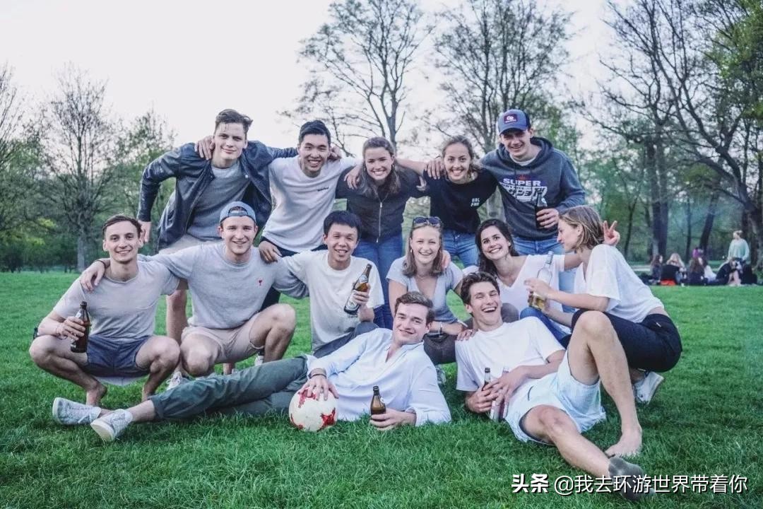 三个人一辆面包车环游世界,3个小伙开面包车