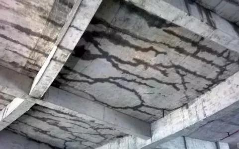 混凝土地面开裂什么原因,混凝土房顶开裂的原因和处理方案