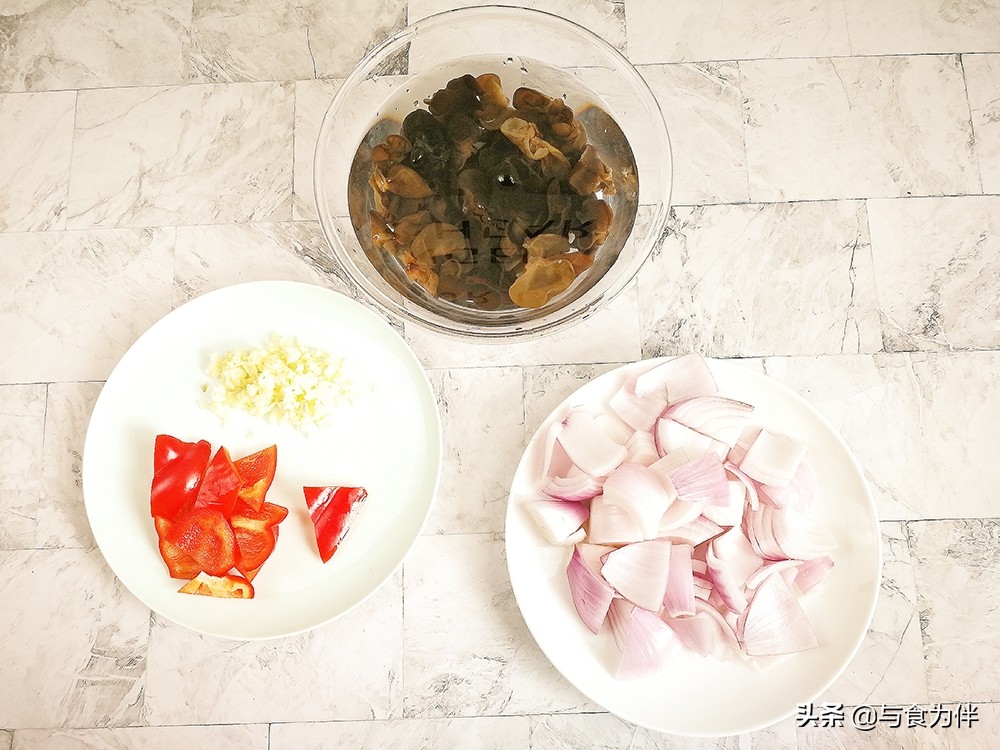 洋葱拌木耳洋葱泡水吗,洋葱拌木耳洋葱怎么做才不会辛辣