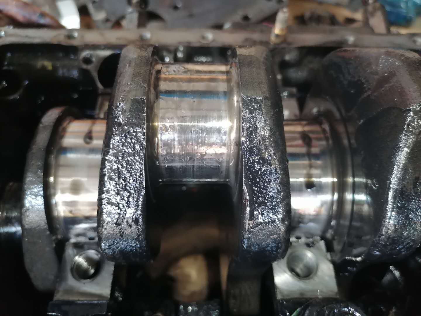 发动机冒白烟蓝烟烧机油,尾气大量冒蓝烟要不要大修发动机