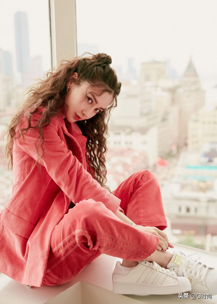 复古风潮来袭这件灯芯绒很火,红色灯芯绒复古风搭配