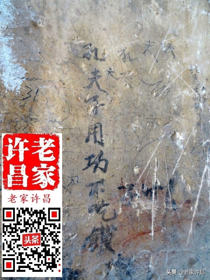 一个人行走在神秘的古建筑里,一个人行走在神秘的古建筑