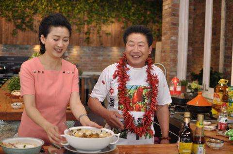 中国辣王李永志吃碎辣椒配白酒,中国辣王李永志讲哪里最能吃辣椒