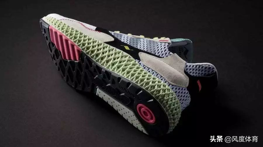 朱一龙惊艳神图氛围感,朱一龙之前春晚的全白色服装图文