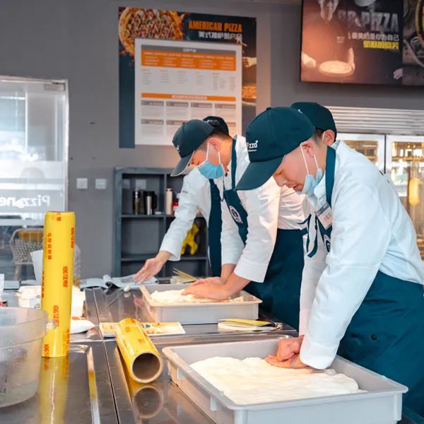 和面加了鸡蛋为什么面发硬,做披萨胚的面粘手正常吗