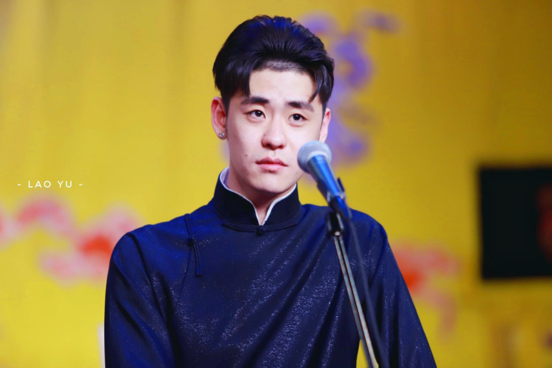 开眼了，能让女孩带着荧光棒听相声的只有他了，为啥这么火？