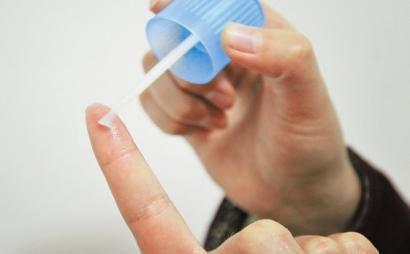 pvc胶水粘到衣服上怎么洗掉,衣服上粘了502胶水怎么洗掉