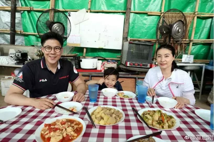 霍启刚郭晶晶官网报道,霍启刚郭晶晶一起插秧吃农家饭