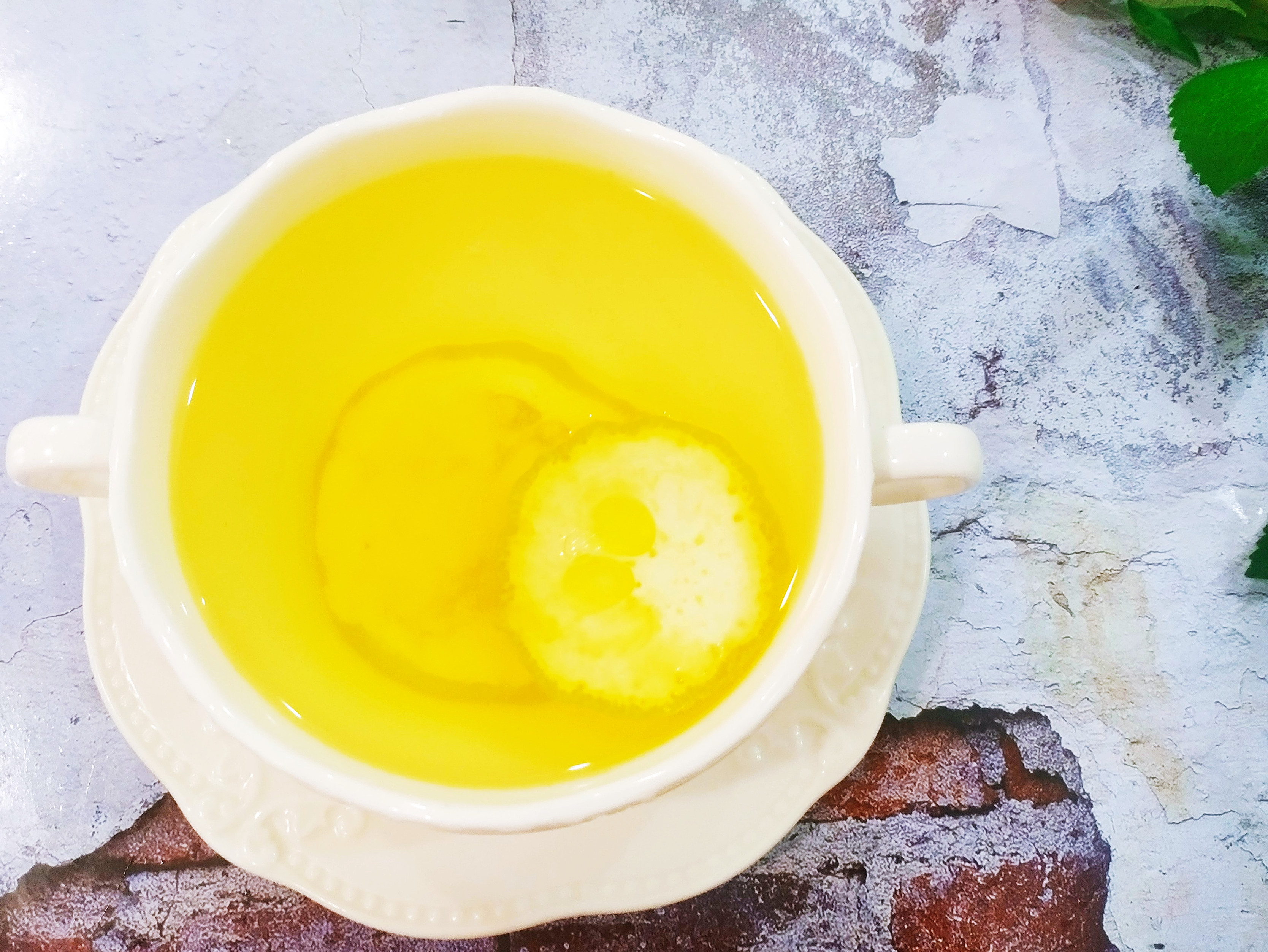 夏天喝冰镇蜂蜜柠檬水,热天喝的冰鲜柠檬水