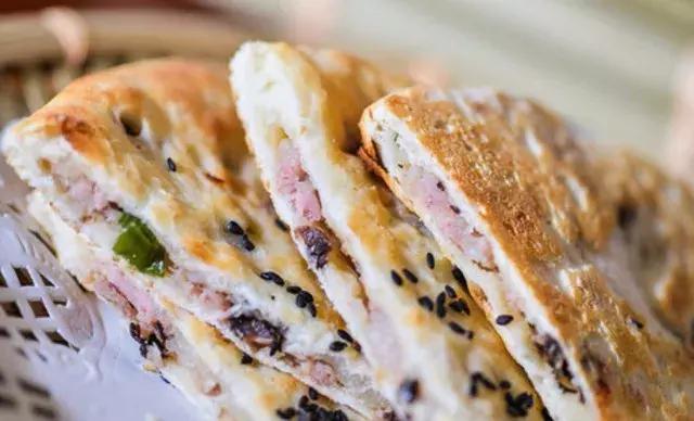 老北京卖烧饼大叔月入上万元,小伙卖烧饼一年挣100万