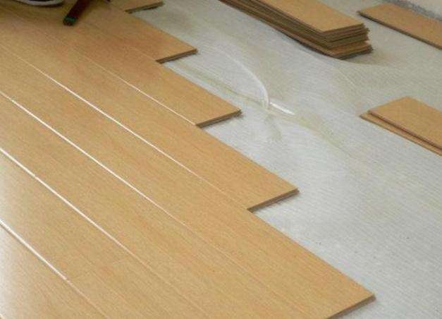 父母嫌弃瓷砖太冰冷，我直接铺上木地板，入住2年后，夸我太聪明