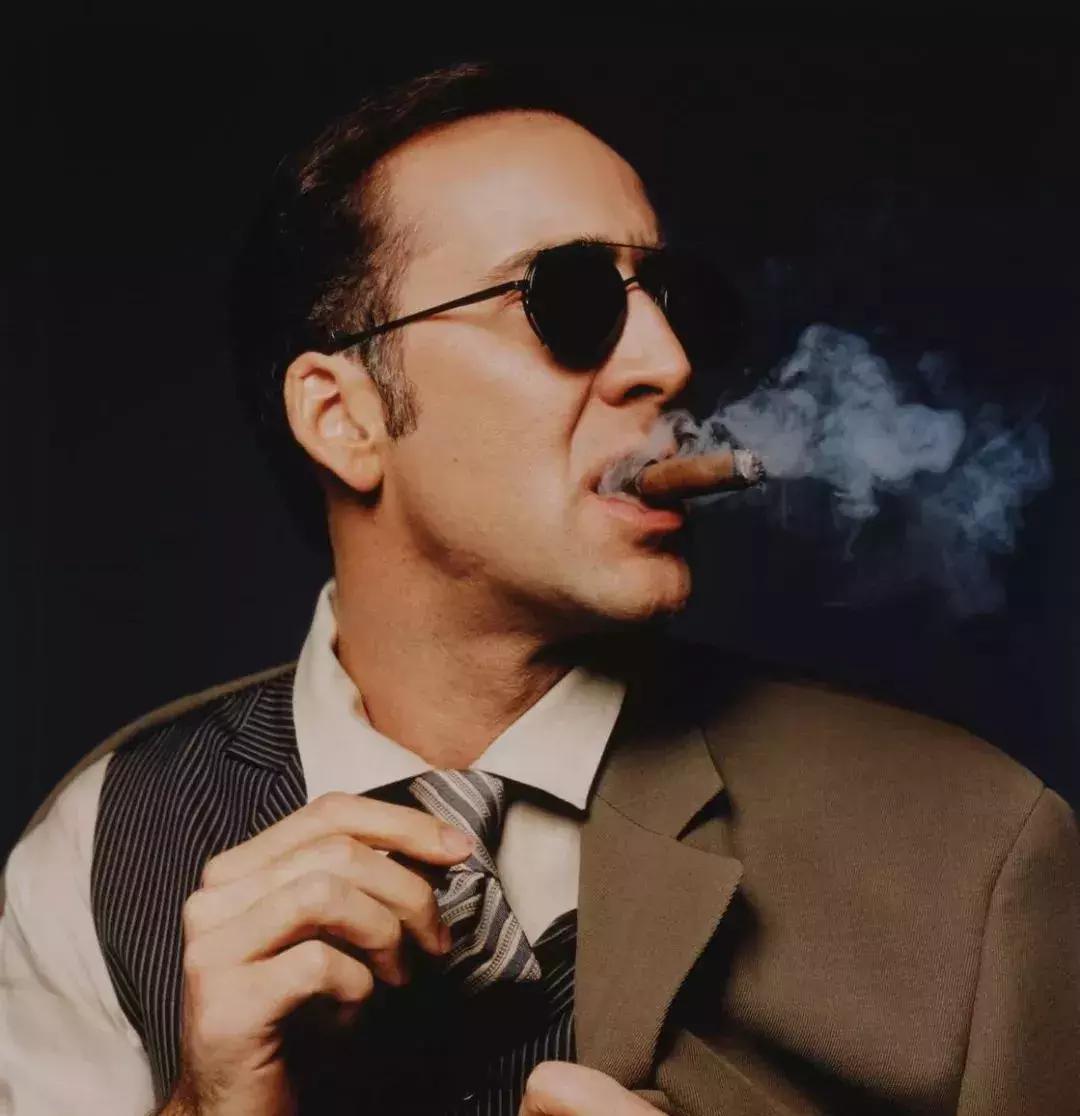 坐拥15座豪宅,50辆豪车,只会用钱哄女人却被绿的悲情影帝