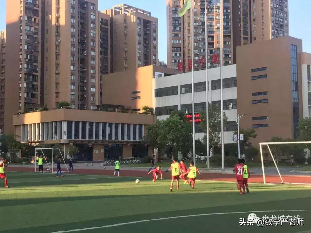 “热”情“五”射，为球而“狂”盘龙三小校园足球友谊赛开“踢”